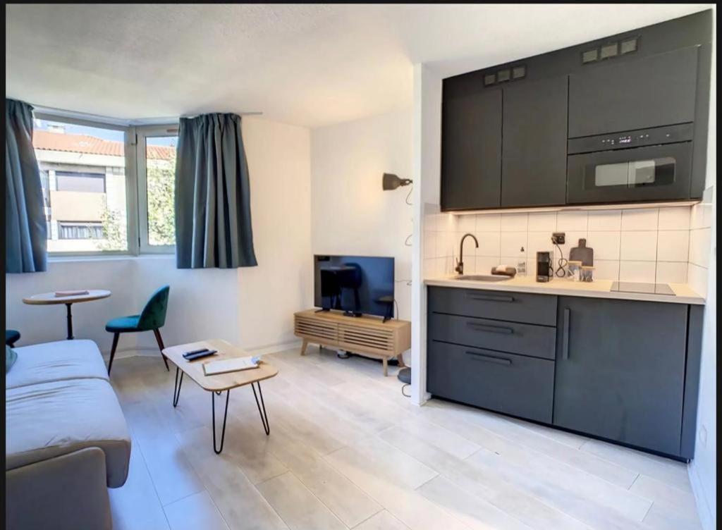 Studio contemporain avec piscine proche de la mer Cannes Esterno foto